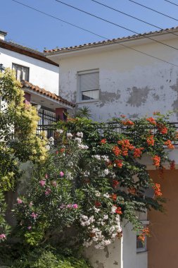 Kavala şehrinin eski kentinde tipik sokak ve evler, Yunanistan