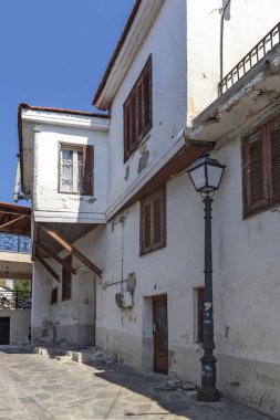 Kavala şehrinin eski kentinde tipik sokak ve evler, Yunanistan
