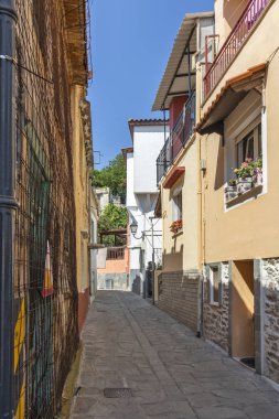 Kavala şehrinin eski kentinde tipik sokak ve evler, Yunanistan