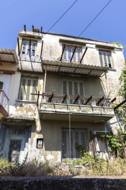 Kavala şehrinin eski kentinde tipik sokak ve evler, Yunanistan