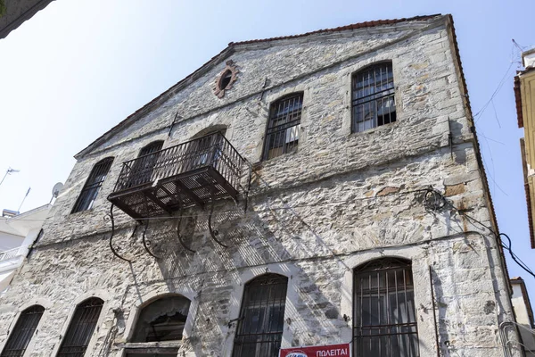 Strada tipica e case nel centro storico della città di Kavala, Grecia — Foto Stock