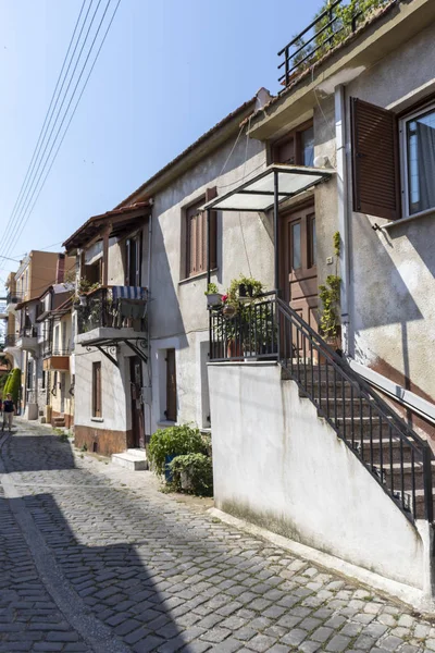 Typiska gata och hus på gamla stan i staden Kavala, Grekland — Stockfoto