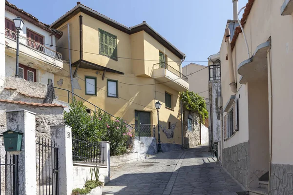 Типичные улицы и дома в старом городе Кавала, Греция — стоковое фото