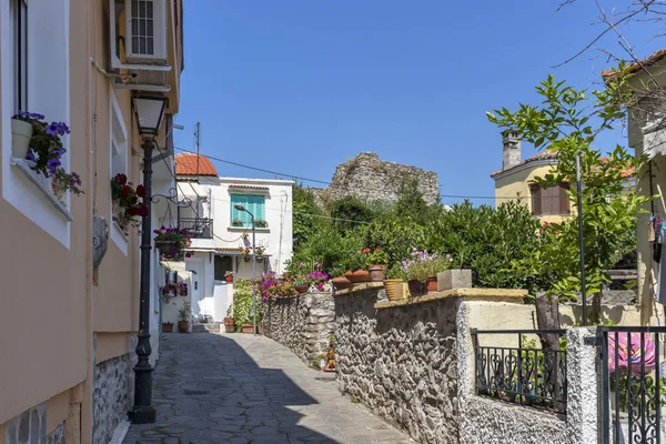 Típica calle y casas en el casco antiguo de la ciudad de Kavala, Grecia — Foto de Stock