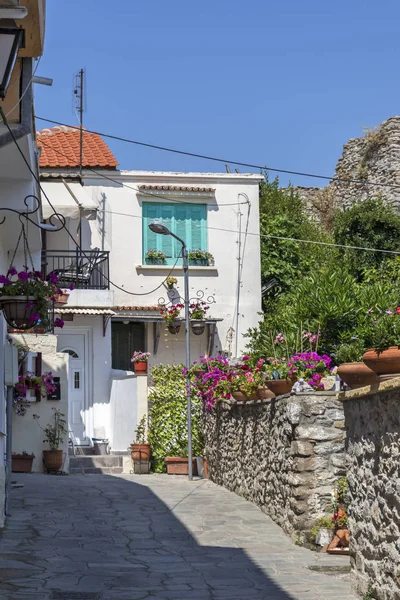 Típica calle y casas en el casco antiguo de la ciudad de Kavala, Grecia — Foto de Stock