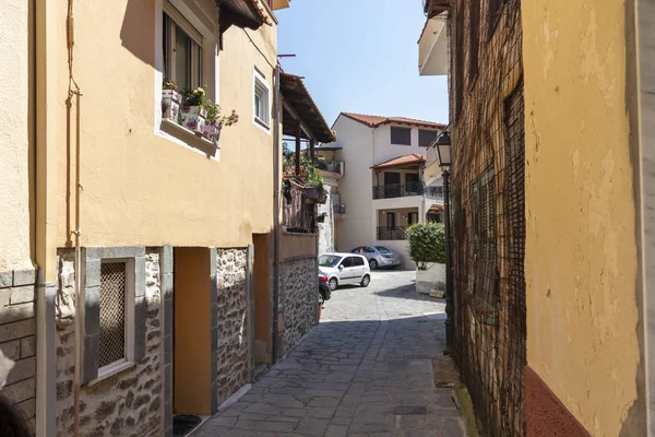 Kavala şehrinin eski kentinde tipik sokak ve evler, Yunanistan