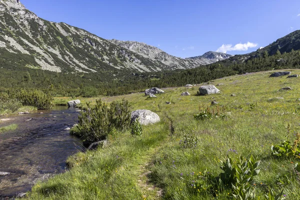 Landskap nära fisk sjöarna, Rila Mountain, Bulgarien — Stockfoto