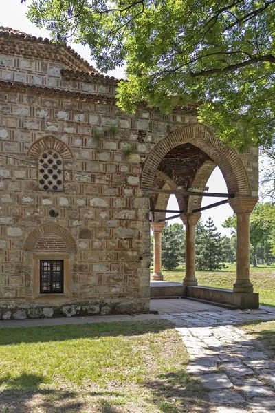 세르비아 니스시의 요새와 공원의 발리-베그 모스크 — 스톡 사진