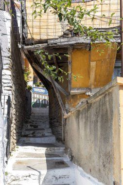 Kavala şehrinin eski kentinde tipik sokak ve evler, Yunanistan
