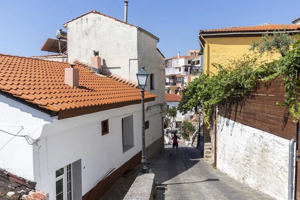 Typische straat en huizen in het oude centrum van Kavala, Griekenland — Stockfoto