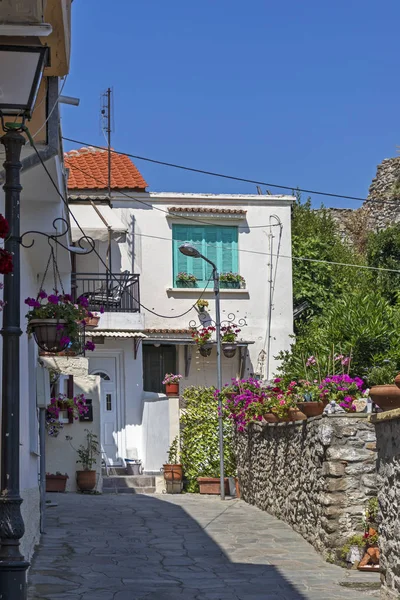 Rua típica e casas na cidade velha da cidade de Kavala, Greece — Fotografia de Stock