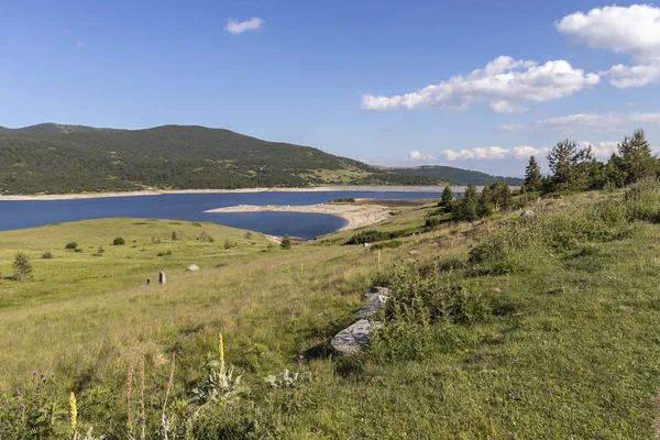 Landskap med Belmeken fördämning, Rila berg, Bulgarien — Stockfoto