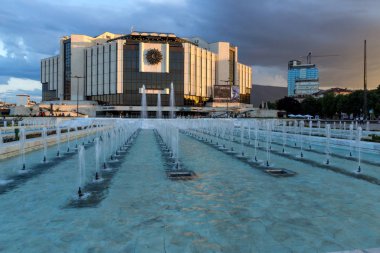 Sofya,Bulg şehrindeki Ulusal Kültür Sarayı'nın gün batımı manzarası