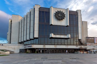 Sofya,Bulg şehrindeki Ulusal Kültür Sarayı'nın gün batımı manzarası