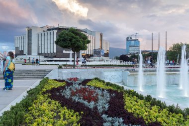 Sofya,Bulg şehrindeki Ulusal Kültür Sarayı'nın gün batımı manzarası