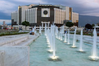 Sofya,Bulg şehrindeki Ulusal Kültür Sarayı'nın gün batımı manzarası