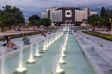 Sofya,Bulg şehrindeki Ulusal Kültür Sarayı'nın gün batımı manzarası