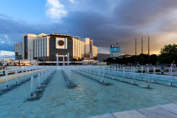 Solnedgång utsikt över nationella Kulturpalatset i staden Sofia, bulg — Stockfoto