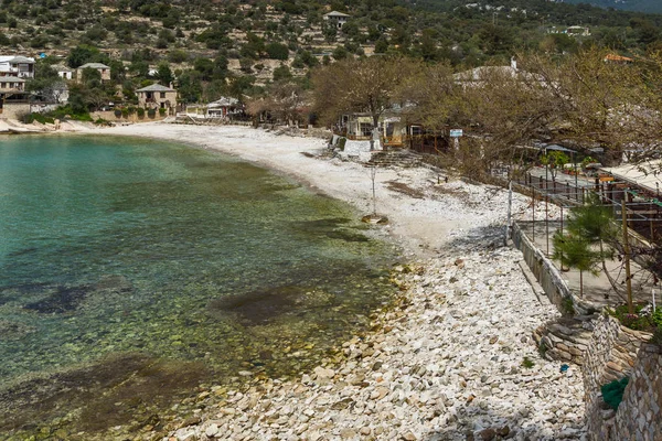 Panorama del villaggio e della spiaggia di Aliki, isola di Taso, Grecia — Foto Stock