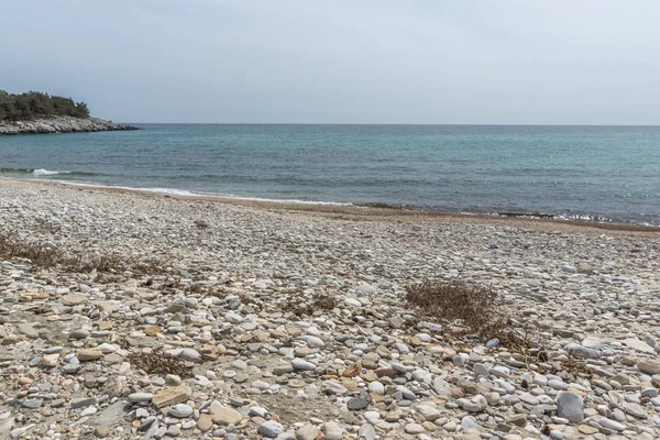 Panorama del villaggio e della spiaggia di Aliki, isola di Taso, Grecia — Foto Stock