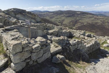 Perperikon, Bulgaristan - 17 Mart 2019: Perperikon Antik Kutsal Şehir Harabeleri, Kırcaali Bölgesi, Bulgaristan