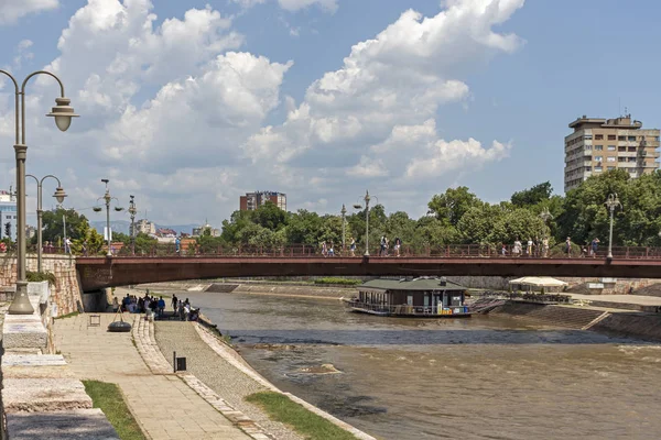 Nis şehri ve Nisava Nehri Panoraması, Sırbistan — Stok fotoğraf