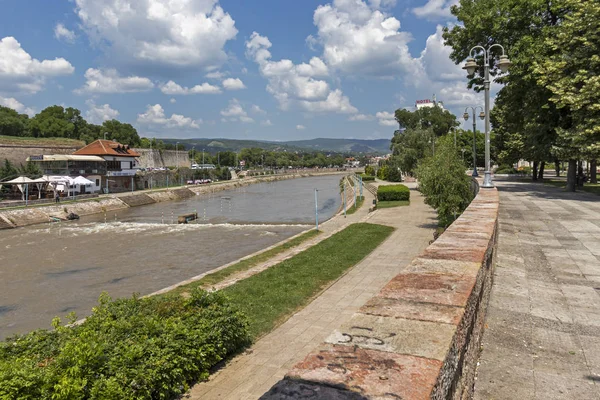 Nis şehri ve Nisava Nehri Panoraması, Sırbistan — Stok fotoğraf