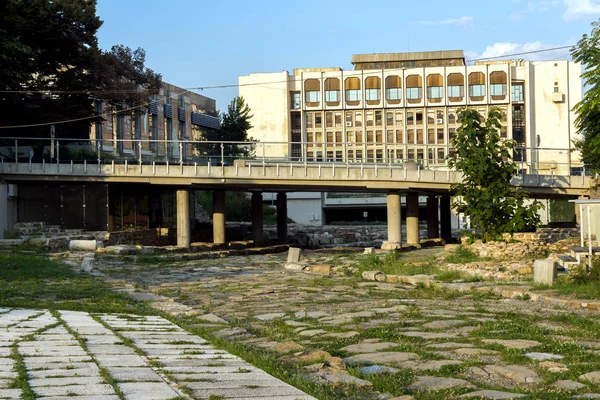 Biblioteca y ruinas de la antigua Augusta Traiana, Stara Zagora, Bulg — Foto de Stock