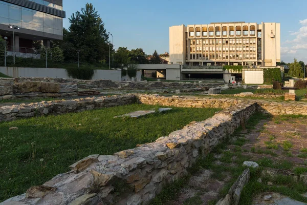 Biblioteca y ruinas de la antigua Augusta Traiana, Stara Zagora, Bulg — Foto de Stock