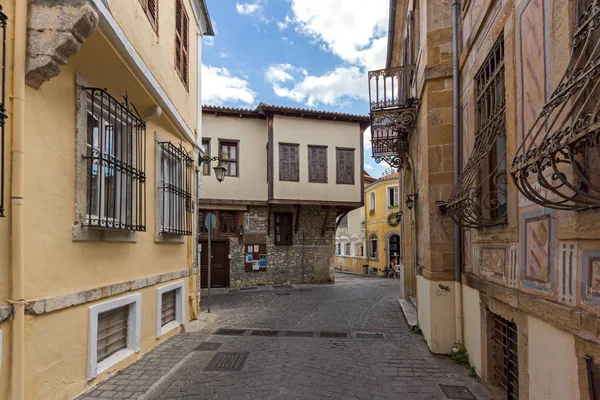 Calle y casas antiguas en el casco antiguo de Xanthi, Grecia — Foto de Stock