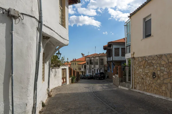 Calle y casas antiguas en el casco antiguo de Xanthi, Grecia — Foto de Stock