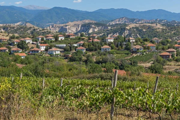 ロゼニツァ村とブドウのプランテーションは、メルニク、ブルグの町の近くに — ストック写真