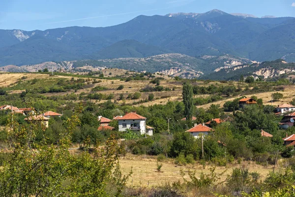 Wioska lozenitsa i plantacje winorośli w pobliżu miasta Melnik, Bulg — Zdjęcie stockowe