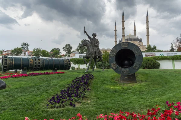 Pomnik sułtana osmańskiego Mehmed II w mieście Edirne, Turcja — Zdjęcie stockowe