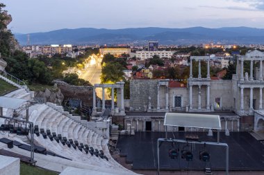 Plovdiv kentinde Roma tiyatrosunun Gece Fotoğrafı, Bulgaristan