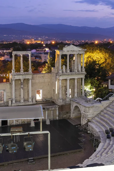 Noite Foto do teatro romano na cidade de Plovdiv, Bulgária — Fotografia de Stock