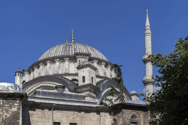 Mesquita Nuruosmaniye na cidade de Istambul, Turquia — Fotografia de Stock