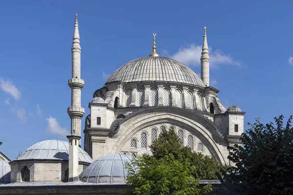 Mesquita Nuruosmaniye na cidade de Istambul, Turquia — Fotografia de Stock