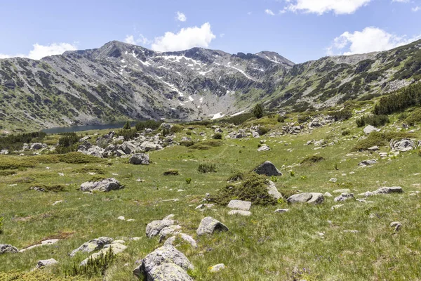 Balık Gölleri yakınlarındaki manzara, Rila dağı, Bulgaristan