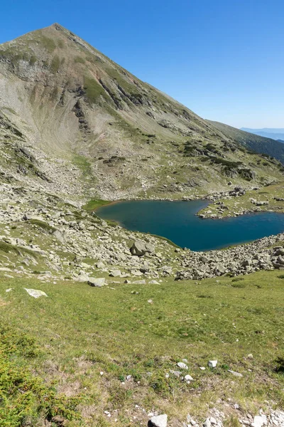 Lago Argirovo cerca del pico Dzhano, Montaña Pirin, Bulgaria — Foto de Stock