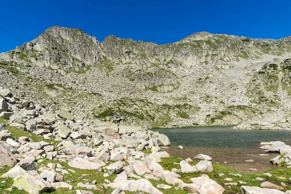 Dzhano zirvesi yakınlarındaki Argirovo gölü, Pirin Dağı, Bulgaristan — Stok fotoğraf