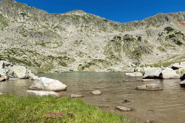 Jezioro argirovo w pobliżu szczytu Dzhano, Góra Pirin, Bułgaria — Zdjęcie stockowe