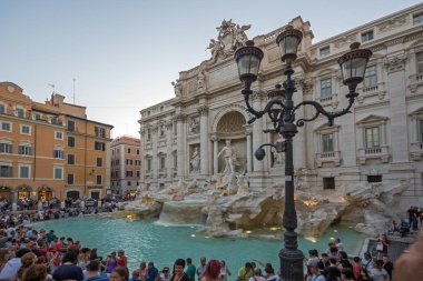Roma şehrinde Trevi Çeşmesi gün batımı görünümü, İtalya