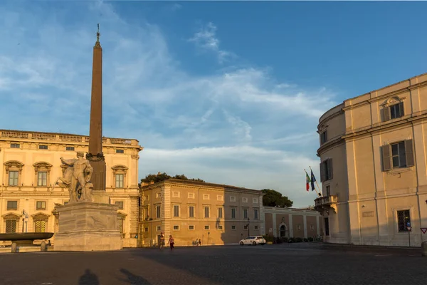 Vista sul tramonto di Piazza del Quirinale a Roma — Foto Stock