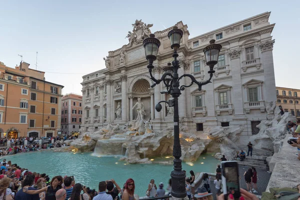 ローマ市のトレビの泉の夕日, イタリア — ストック写真