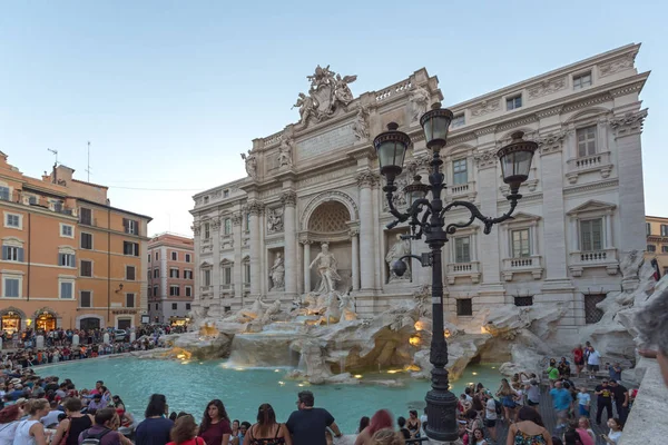 ローマ市のトレビの泉の夕日, イタリア — ストック写真