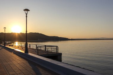 Golubac, S kasabasından geçen Tuna Nehri'nin gün batımı manzarası