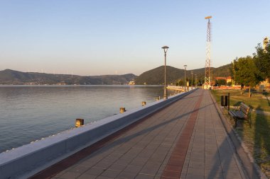 Golubac, S kasabasından geçen Tuna Nehri'nin gün batımı manzarası