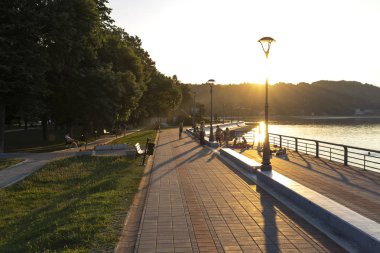 Golubac, S kasabasından geçen Tuna Nehri'nin gün batımı manzarası