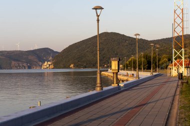 Golubac, S kasabasından geçen Tuna Nehri'nin gün batımı manzarası